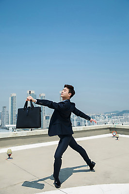 포토 JPG 주간 전신 남자 포즈 서류가방 하늘 팔벌리기 전등 한명 서기 들기 사람 정장 빌딩 성인 야외 건물 옆모습 30대 한국인 춤 도시 비즈니스맨 옥상 다리벌리기 인천 성인남자한명만 국내포토 자연요소 1 건축물 옷 뷰포인트 가방 비즈니스 모션 문화예술 조명 한국 동양인 장년 직장인 남자한명만 성인남자만 파일형식