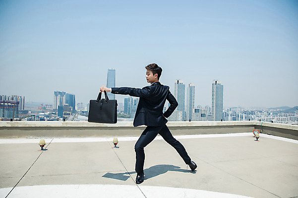 포토 JPG 주간 전신 남자 포즈 서류가방 하늘 전등 한명 서기 들기 사람 정장 빌딩 성인 야외 건물 옆모습 30대 손들기 한국인 춤 도시 비즈니스맨 옥상 다리벌리기 인천 성인남자한명만 국내포토 자연요소 1 건축물 옷 뷰포인트 가방 비즈니스 모션 문화예술 조명 한국 동양인 장년 직장인 남자한명만 성인남자만 파일형식