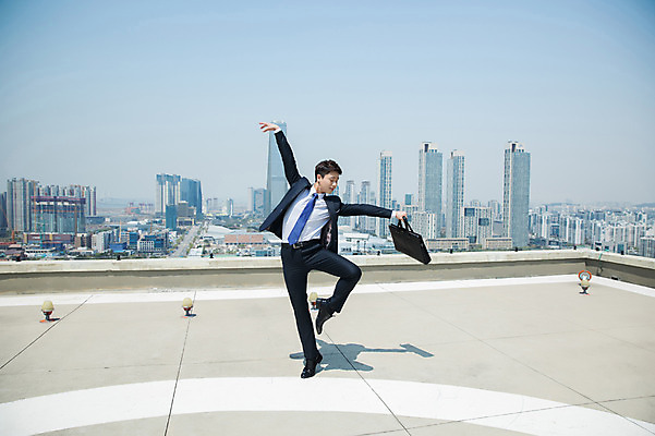포토 JPG 주간 전신 남자 포즈 서류가방 하늘 팔벌리기 전등 한명 서기 들기 사람 정장 빌딩 성인 야외 건물 앞모습 30대 한국인 춤 도시 비즈니스맨 옥상 인천 다리들기 성인남자한명만 국내포토 자연요소 1 건축물 옷 뷰포인트 가방 비즈니스 모션 문화예술 조명 한국 동양인 장년 직장인 남자한명만 성인남자만 파일형식
