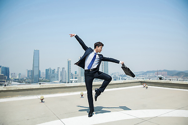 포토 JPG 주간 전신 남자 포즈 서류가방 하늘 팔벌리기 전등 한명 서기 사람 정장 빌딩 성인 야외 건물 앞모습 30대 한국인 춤 도시 비즈니스맨 옥상 인천 다리들기 성인남자한명만 국내포토 자연요소 1 건축물 옷 뷰포인트 가방 비즈니스 모션 문화예술 조명 한국 동양인 장년 직장인 남자한명만 성인남자만 파일형식
