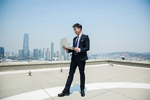 포토 JPG 주간 전신 응시 남자 하늘 전등 한명 서기 미소 들기 사람 정장 빌딩 성인 야외 건물 옆모습 30대 노트북 한국인 춤 도시 비즈니스맨 옥상 인천 성인남자한명만 국내포토 자연요소 1 건축물 시선 옷 뷰포인트 비즈니스 모션 문화예술 조명 한국 표정 동양인 장년 전자제품 직장인 남자한명만 성인남자만 파일형식