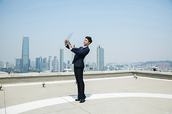 포토 JPG 주간 전신 응시 남자 하늘 전등 한명 서기 들기 사람 정장 빌딩 성인 야외 건물 옆모습 30대 노트북 한국인 춤 도시 비즈니스맨 옥상 인천 까치발 성인남자한명만 국내포토 자연요소 1 건축물 시선 옷 뷰포인트 비즈니스 모션 발 문화예술 조명 한국 동양인 장년 전자제품 직장인 남자한명만 성인남자만 파일형식