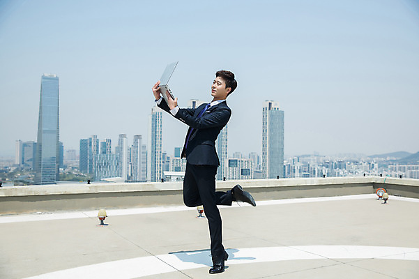 포토 JPG 주간 전신 응시 남자 하늘 전등 한명 서기 미소 들기 사람 정장 빌딩 성인 야외 건물 옆모습 30대 노트북 한국인 춤 도시 비즈니스맨 옥상 인천 다리들기 성인남자한명만 국내포토 자연요소 1 건축물 시선 옷 뷰포인트 비즈니스 모션 문화예술 조명 한국 표정 동양인 장년 전자제품 직장인 남자한명만 성인남자만 파일형식