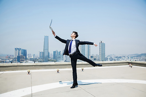 포토 JPG 주간 전신 응시 남자 포즈 하늘 팔벌리기 전등 한명 서기 들기 사람 정장 빌딩 성인 야외 건물 옆모습 30대 노트북 한국인 춤 도시 비즈니스맨 옥상 인천 다리들기 성인남자한명만 국내포토 자연요소 1 건축물 시선 옷 뷰포인트 비즈니스 모션 문화예술 조명 한국 동양인 장년 전자제품 직장인 남자한명만 성인남자만 파일형식