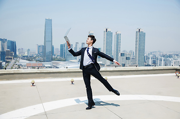 포토 JPG 주간 전신 응시 남자 포즈 하늘 한명 서기 들기 사람 정장 빌딩 성인 야외 건물 옆모습 30대 노트북 손들기 한국인 춤 도시 비즈니스맨 옥상 인천 다리들기 성인남자한명만 국내포토 자연요소 1 건축물 시선 옷 뷰포인트 비즈니스 모션 문화예술 한국 동양인 장년 전자제품 직장인 남자한명만 성인남자만 파일형식