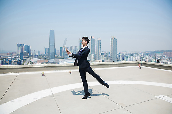 포토 JPG 주간 전신 응시 남자 하늘 전등 한명 서기 들기 사람 정장 빌딩 성인 야외 건물 옆모습 30대 노트북 한국인 춤 도시 비즈니스맨 옥상 인천 다리들기 성인남자한명만 국내포토 자연요소 1 건축물 시선 옷 뷰포인트 비즈니스 모션 문화예술 조명 한국 동양인 장년 전자제품 직장인 남자한명만 성인남자만 파일형식