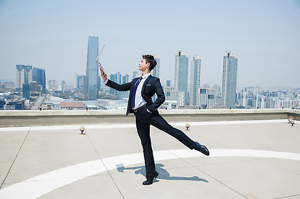 포토 JPG 주간 전신 응시 남자 하늘 전등 한명 서기 미소 들기 사람 정장 빌딩 성인 야외 건물 옆모습 30대 노트북 한국인 춤 도시 비즈니스맨 옥상 주머니손 인천 다리들기 성인남자한명만 국내포토 자연요소 1 건축물 시선 옷 뷰포인트 비즈니스 모션 문화예술 조명 한국 표정 동양인 장년 전자제품 직장인 남자한명만 성인남자만 파일형식