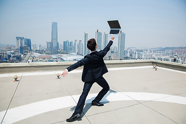 포토 JPG 주간 전신 남자 포즈 하늘 팔벌리기 전등 한명 서기 들기 사람 정장 빌딩 성인 야외 건물 뒷모습 30대 노트북 한국인 춤 도시 비즈니스맨 옥상 다리벌리기 인천 성인남자한명만 국내포토 자연요소 1 건축물 옷 뷰포인트 비즈니스 모션 문화예술 조명 한국 동양인 장년 전자제품 직장인 남자한명만 성인남자만 파일형식