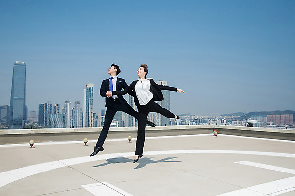 포토 JPG 주간 전신 커플 응시 여자 남자 포즈 하늘 팔벌리기 전등 미소 사람 정장 빌딩 20대 성인 야외 두명 옆모습 30대 손잡기 점프 한국인 춤 도시 비즈니스맨 비즈니스우먼 옥상 인천 성인만 국내포토 자연요소 시선 옷 뷰포인트 비즈니스 관계 모션 문화예술 조명 한국 표정 동양인 청년 건물 장년 직장인 파일형식