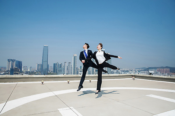 포토 JPG 주간 전신 커플 응시 여자 남자 포즈 하늘 전등 미소 사람 정장 빌딩 20대 성인 야외 두명 옆모습 30대 손들기 손잡기 점프 한국인 춤 도시 비즈니스맨 비즈니스우먼 옥상 인천 성인만 국내포토 자연요소 시선 옷 뷰포인트 비즈니스 관계 모션 문화예술 조명 한국 표정 동양인 청년 건물 장년 직장인 파일형식