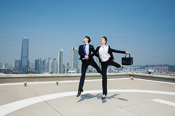 포토 JPG 주간 전신 커플 응시 여자 남자 포즈 서류가방 하늘 전등 미소 사람 정장 빌딩 20대 성인 야외 두명 옆모습 30대 손잡기 점프 한국인 핸드백 춤 도시 비즈니스맨 비즈니스우먼 옥상 인천 성인만 국내포토 자연요소 시선 옷 뷰포인트 가방 비즈니스 관계 모션 문화예술 조명 한국 표정 동양인 청년 건물 장년 직장인 파일형식
