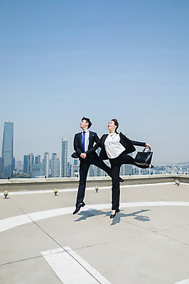 포토 JPG 주간 전신 커플 여자 남자 포즈 서류가방 하늘 전등 미소 사람 정장 빌딩 20대 성인 야외 두명 옆모습 30대 손잡기 점프 한국인 핸드백 춤 도시 비즈니스맨 비즈니스우먼 옥상 인천 성인만 국내포토 자연요소 옷 뷰포인트 가방 비즈니스 관계 모션 문화예술 조명 한국 표정 동양인 청년 건물 장년 직장인 파일형식