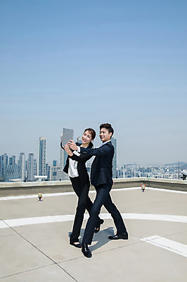 포토 JPG 주간 전신 커플 응시 여자 남자 포즈 하늘 전등 서기 미소 들기 사람 정장 빌딩 20대 성인 야외 두명 옆모습 30대 태블릿 한국인 춤 도시 비즈니스맨 비즈니스우먼 옥상 인천 까치발 성인만 국내포토 자연요소 시선 옷 뷰포인트 비즈니스 관계 모션 발 문화예술 조명 한국 표정 동양인 청년 건물 장년 전자제품 스마트기기 직장인 파일형식