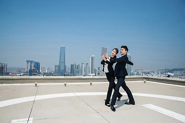 포토 JPG 주간 전신 커플 응시 여자 남자 포즈 하늘 전등 서기 미소 들기 사람 정장 빌딩 20대 성인 야외 두명 옆모습 30대 태블릿 한국인 춤 도시 비즈니스맨 비즈니스우먼 옥상 인천 까치발 성인만 국내포토 자연요소 시선 옷 뷰포인트 비즈니스 관계 모션 발 문화예술 조명 한국 표정 동양인 청년 건물 장년 전자제품 스마트기기 직장인 파일형식