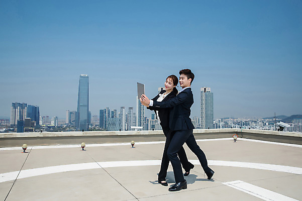 포토 JPG 주간 전신 커플 응시 여자 남자 포즈 하늘 전등 서기 미소 들기 사람 정장 빌딩 20대 성인 야외 두명 옆모습 30대 태블릿 한국인 춤 도시 비즈니스맨 비즈니스우먼 옥상 인천 까치발 성인만 국내포토 자연요소 시선 옷 뷰포인트 비즈니스 관계 모션 발 문화예술 조명 한국 표정 동양인 청년 건물 장년 전자제품 스마트기기 직장인 파일형식