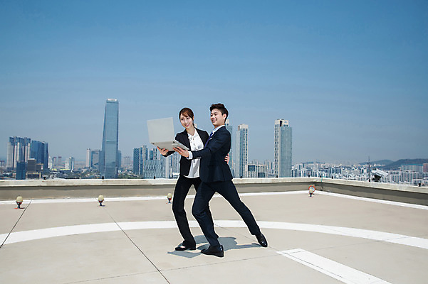 포토 JPG 주간 전신 커플 응시 여자 남자 허리손 포즈 하늘 전등 서기 미소 들기 사람 정장 빌딩 20대 성인 야외 두명 옆모습 30대 노트북 한국인 춤 도시 비즈니스맨 비즈니스우먼 옥상 인천 성인만 국내포토 자연요소 시선 옷 뷰포인트 비즈니스 관계 모션 문화예술 조명 한국 표정 동양인 청년 건물 장년 전자제품 직장인 파일형식