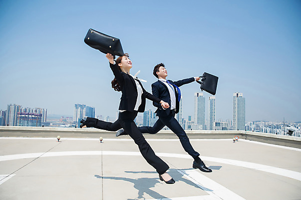 포토 JPG 주간 전신 커플 응시 여자 남자 서류가방 하늘 팔벌리기 미소 사람 정장 빌딩 20대 성인 야외 두명 옆모습 30대 손잡기 점프 한국인 핸드백 춤 도시 비즈니스맨 비즈니스우먼 옥상 다리벌리기 인천 성인만 국내포토 자연요소 시선 옷 뷰포인트 가방 비즈니스 관계 모션 문화예술 한국 표정 동양인 청년 건물 장년 직장인 파일형식