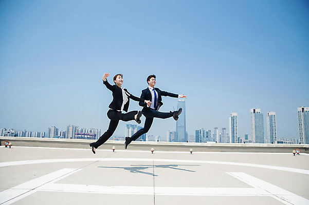 포토 JPG 주간 전신 커플 여자 남자 하늘 팔벌리기 전등 미소 사람 정장 빌딩 20대 성인 야외 두명 옆모습 30대 손잡기 점프 한국인 춤 도시 비즈니스맨 비즈니스우먼 옥상 다리벌리기 인천 성인만 국내포토 자연요소 옷 뷰포인트 비즈니스 관계 모션 문화예술 조명 한국 표정 동양인 청년 건물 장년 직장인 파일형식