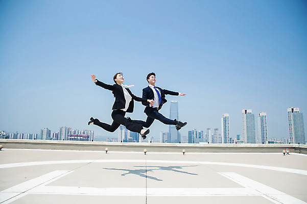 포토 JPG 주간 전신 커플 여자 남자 팔벌리기 전등 미소 사람 정장 빌딩 20대 성인 야외 두명 옆모습 30대 손잡기 점프 한국인 춤 도시 비즈니스맨 비즈니스우먼 옥상 다리벌리기 인천 성인만 국내포토 자연요소 옷 뷰포인트 비즈니스 관계 모션 문화예술 조명 한국 표정 동양인 청년 건물 장년 직장인 파일형식