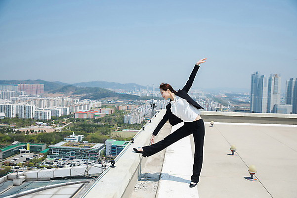 포토 JPG 주간 전신 여자 포즈 난간 하늘 전등 아파트 한명 서기 사람 정장 빌딩 20대 성인 야외 건물 옆모습 손들기 한국인 춤 도시 비즈니스우먼 옥상 인천 다리들기 성인여자한명만 내려보기 국내포토 자연요소 1 건축물 옷 뷰포인트 비즈니스 모션 문화예술 조명 주택 한국 동양인 청년 직장인 여자한명만 성인여자만 파일형식