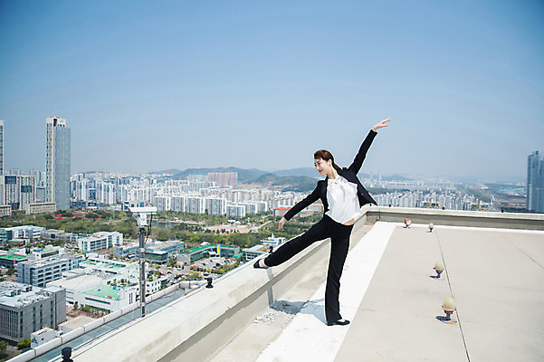 포토 JPG 주간 전신 응시 여자 포즈 난간 하늘 한명 서기 미소 사람 정장 빌딩 20대 성인 야외 건물 옆모습 손들기 한국인 춤 도시 비즈니스우먼 옥상 인천 다리들기 성인여자한명만 내려보기 국내포토 자연요소 1 건축물 시선 옷 뷰포인트 비즈니스 모션 문화예술 한국 표정 동양인 청년 직장인 여자한명만 성인여자만 파일형식