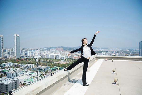 포토 JPG 주간 전신 여자 포즈 난간 하늘 전등 한명 서기 사람 정장 손짓 빌딩 20대 성인 야외 건물 옆모습 손들기 한국인 춤 도시 비즈니스우먼 옥상 인천 다리들기 성인여자한명만 국내포토 자연요소 1 건축물 옷 뷰포인트 비즈니스 모션 문화예술 조명 한국 동양인 청년 직장인 여자한명만 성인여자만 파일형식