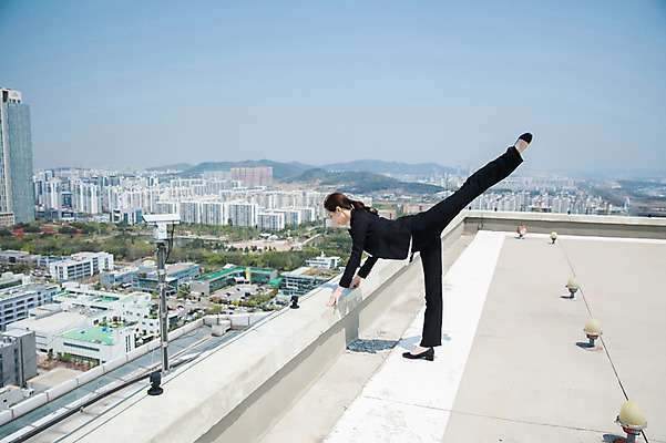 포토 JPG 주간 전신 여자 포즈 난간 하늘 전등 한명 서기 사람 정장 빌딩 20대 성인 야외 건물 옆모습 한국인 춤 도시 비즈니스우먼 옥상 인천 다리들기 손짚기 성인여자한명만 내려보기 국내포토 자연요소 1 건축물 옷 뷰포인트 비즈니스 모션 문화예술 조명 한국 동양인 손짓 청년 직장인 여자한명만 성인여자만 파일형식