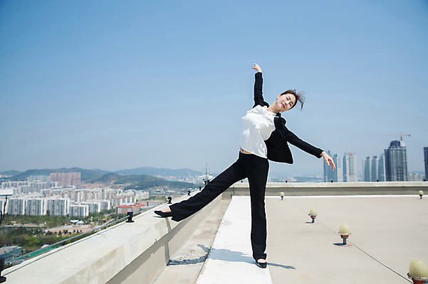 포토 JPG 주간 전신 여자 난간 하늘 팔벌리기 전등 산 한명 서기 사람 정장 빌딩 20대 성인 야외 앞모습 눈감음 한국인 춤 도시 비즈니스우먼 옥상 인천 다리들기 성인여자한명만 국내포토 자연요소 1 옷 뷰포인트 비즈니스 모션 문화예술 조명 한국 동양인 청년 건물 직장인 여자한명만 성인여자만 파일형식