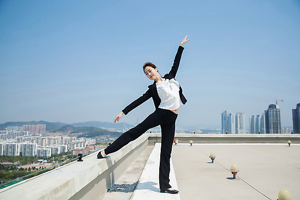포토 JPG 주간 전신 여자 포즈 난간 하늘 팔벌리기 전등 한명 서기 사람 정장 빌딩 20대 성인 야외 앞모습 한국인 춤 도시 비즈니스우먼 옥상 인천 다리들기 성인여자한명만 국내포토 자연요소 1 옷 뷰포인트 비즈니스 모션 문화예술 조명 한국 동양인 청년 건물 직장인 여자한명만 성인여자만 파일형식