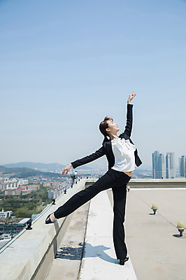 포토 JPG 주간 전신 여자 포즈 난간 한명 서기 사람 정장 빌딩 20대 성인 야외 건물 앞모습 손들기 한국인 춤 도시 비즈니스우먼 옥상 인천 다리들기 성인여자한명만 국내포토 자연요소 1 건축물 옷 뷰포인트 비즈니스 모션 문화예술 한국 동양인 청년 직장인 여자한명만 성인여자만 파일형식