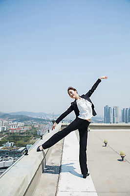 포토 JPG 주간 전신 여자 포즈 난간 팔벌리기 한명 서기 미소 사람 정장 빌딩 20대 성인 야외 앞모습 눈감음 한국인 춤 도시 비즈니스우먼 옥상 인천 다리들기 성인여자한명만 국내포토 자연요소 1 옷 뷰포인트 비즈니스 모션 문화예술 한국 표정 동양인 청년 건물 직장인 여자한명만 성인여자만 파일형식