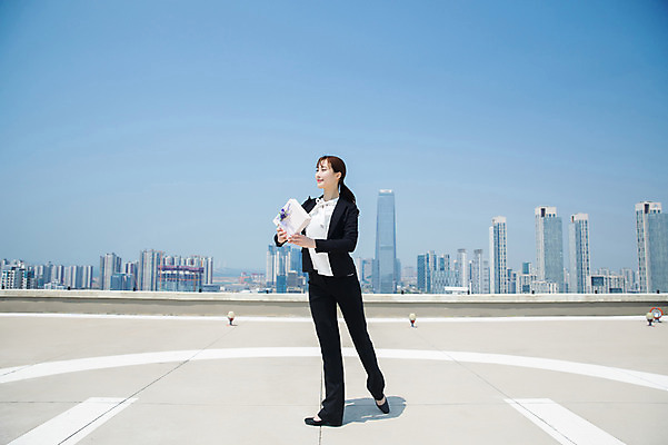 포토 JPG 주간 전신 응시 여자 꽃 포즈 선물 한명 서기 미소 들기 사람 정장 빌딩 20대 성인 야외 옆모습 선물상자 한국인 춤 도시 비즈니스우먼 옥상 인천 까치발 성인여자한명만 국내포토 자연요소 식물 1 시선 옷 뷰포인트 비즈니스 모션 발 문화예술 한국 표정 동양인 청년 건물 상자 직장인 여자한명만 성인여자만 파일형식