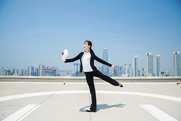 포토 JPG 주간 전신 여자 꽃 포즈 선물 한명 서기 미소 들기 사람 정장 빌딩 20대 성인 야외 옆모습 선물상자 손들기 한국인 춤 도시 비즈니스우먼 옥상 인천 다리들기 성인여자한명만 국내포토 자연요소 식물 1 옷 뷰포인트 비즈니스 모션 문화예술 한국 표정 동양인 청년 건물 상자 직장인 여자한명만 성인여자만 파일형식