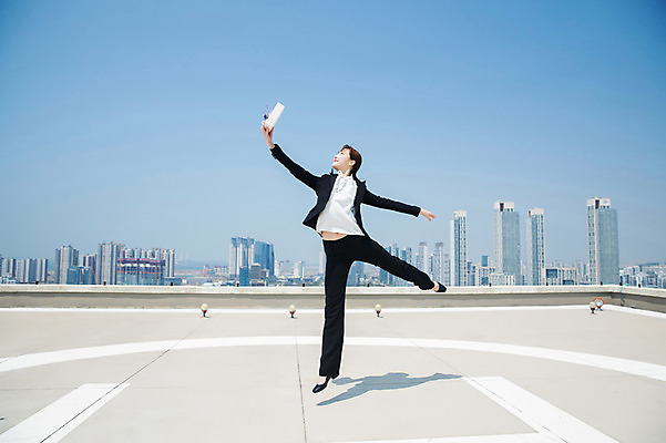 포토 JPG 주간 전신 응시 여자 꽃 포즈 선물 한명 미소 들기 사람 정장 빌딩 20대 성인 야외 옆모습 선물상자 점프 한국인 춤 도시 비즈니스우먼 옥상 인천 다리들기 성인여자한명만 국내포토 자연요소 식물 1 시선 옷 뷰포인트 비즈니스 모션 문화예술 한국 표정 동양인 청년 건물 상자 직장인 여자한명만 성인여자만 파일형식