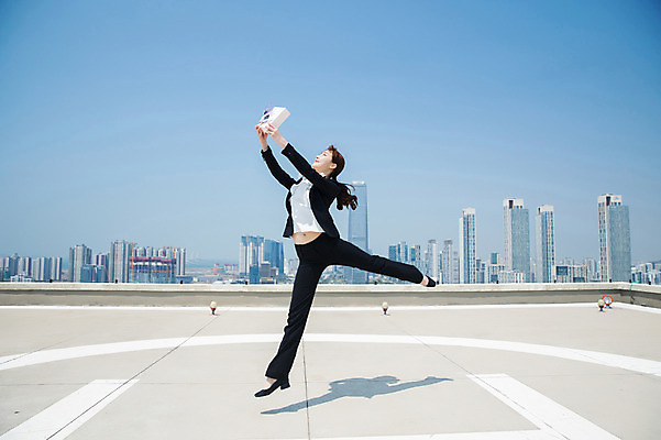 포토 JPG 주간 전신 응시 여자 꽃 포즈 선물 한명 들기 사람 정장 빌딩 20대 성인 야외 옆모습 선물상자 점프 한국인 춤 도시 비즈니스우먼 옥상 인천 다리들기 성인여자한명만 국내포토 자연요소 식물 1 시선 옷 뷰포인트 비즈니스 모션 문화예술 한국 동양인 청년 건물 상자 직장인 여자한명만 성인여자만 파일형식