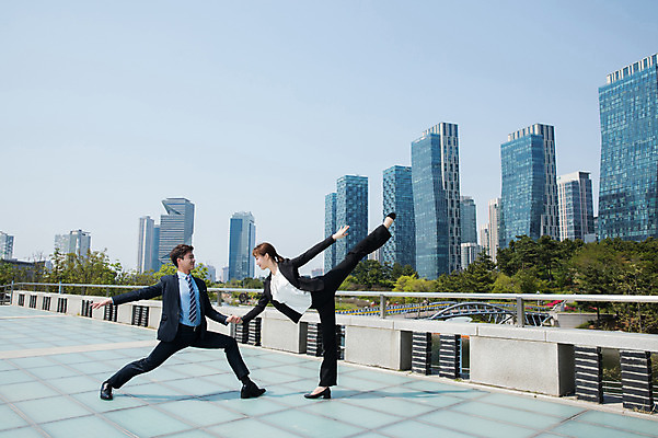 포토 JPG 주간 전신 커플 공원 여자 남자 포즈 팔벌리기 서기 미소 사람 정장 빌딩 20대 성인 야외 두명 옆모습 30대 손잡기 한국인 춤 도시 비즈니스맨 비즈니스우먼 다리벌리기 인천 다리들기 가교 성인만 국내포토 자연요소 건축물 옷 공공시설 뷰포인트 비즈니스 관계 모션 문화예술 한국 표정 동양인 청년 건물 장년 직장인 파일형식