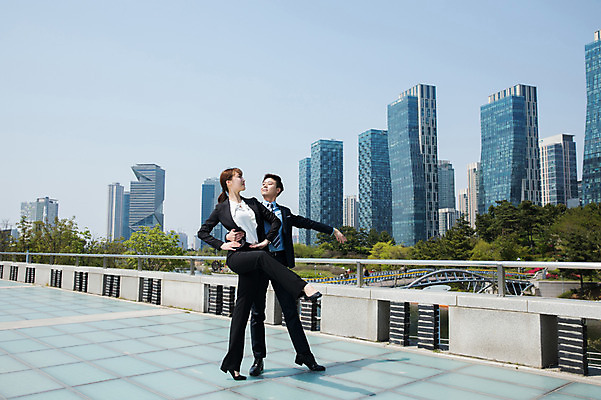 포토 JPG 주간 전신 커플 응시 공원 여자 남자 허리손 포즈 안기 서기 사람 정장 빌딩 20대 성인 야외 두명 옆모습 30대 한국인 춤 도시 비즈니스맨 비즈니스우먼 인천 다리들기 가교 성인만 국내포토 자연요소 건축물 시선 옷 공공시설 뷰포인트 비즈니스 관계 모션 문화예술 한국 동양인 청년 건물 장년 직장인 파일형식
