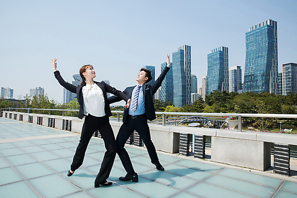 포토 JPG 주간 전신 커플 공원 여자 남자 포즈 서기 사람 정장 손짓 빌딩 20대 성인 야외 두명 옆모습 30대 손들기 한국인 춤 도시 비즈니스맨 비즈니스우먼 다리벌리기 인천 가교 성인만 국내포토 자연요소 건축물 옷 공공시설 뷰포인트 비즈니스 관계 모션 문화예술 한국 동양인 청년 건물 장년 직장인 파일형식