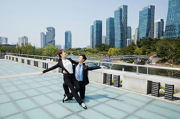 포토 JPG 주간 전신 커플 공원 여자 남자 허리손 포즈 안기 팔벌리기 미소 사람 정장 빌딩 20대 성인 야외 두명 앞모습 30대 강 기댐 한국인 춤 도시 비즈니스맨 비즈니스우먼 인천 가교 성인만 국내포토 자연요소 건축물 옷 공공시설 뷰포인트 비즈니스 관계 모션 문화예술 한국 표정 동양인 청년 건물 장년 직장인 파일형식