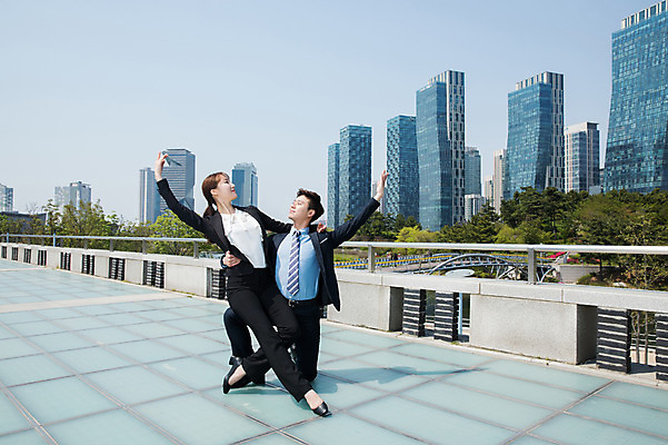 포토 JPG 주간 전신 커플 응시 공원 여자 남자 포즈 안기 사람 앉기 정장 빌딩 20대 성인 야외 두명 앞모습 30대 손들기 마주보기 기댐 한국인 춤 도시 비즈니스맨 비즈니스우먼 인천 가교 성인만 국내포토 자연요소 건축물 시선 옷 공공시설 뷰포인트 비즈니스 관계 모션 문화예술 한국 동양인 청년 건물 장년 직장인 파일형식