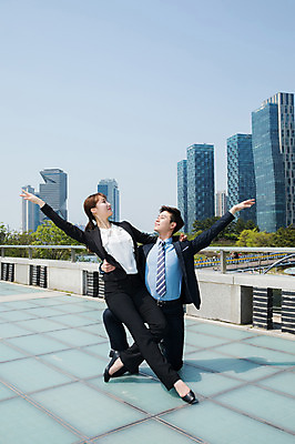 포토 JPG 주간 전신 커플 응시 공원 여자 남자 허리손 포즈 안기 미소 사람 앉기 정장 빌딩 20대 성인 야외 두명 앞모습 30대 손들기 기댐 한국인 춤 도시 비즈니스맨 비즈니스우먼 인천 가교 성인만 국내포토 자연요소 건축물 시선 옷 공공시설 뷰포인트 비즈니스 관계 모션 문화예술 한국 표정 동양인 청년 건물 장년 직장인 파일형식