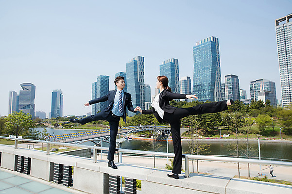 포토 JPG 주간 전신 커플 응시 공원 여자 남자 포즈 서기 사람 정장 빌딩 20대 성인 야외 두명 옆모습 30대 강 손들기 마주보기 손잡기 한국인 춤 도시 비즈니스맨 비즈니스우먼 인천 다리들기 가교 성인만 국내포토 자연요소 건축물 시선 옷 공공시설 뷰포인트 비즈니스 관계 모션 문화예술 한국 동양인 청년 건물 장년 직장인 파일형식