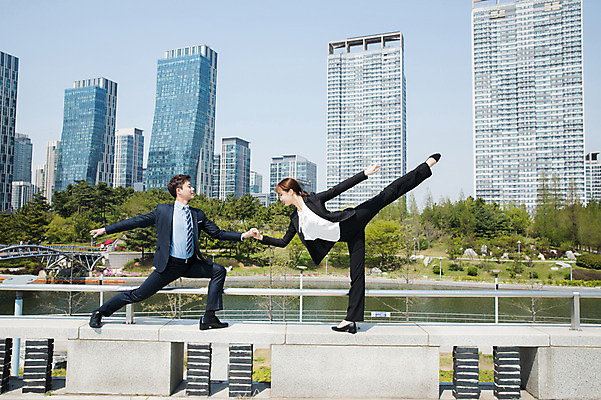 포토 JPG 주간 전신 커플 응시 공원 여자 남자 포즈 팔벌리기 서기 사람 정장 빌딩 20대 성인 야외 두명 옆모습 30대 강 손잡기 한국인 춤 도시 비즈니스맨 비즈니스우먼 인천 다리들기 가교 성인만 국내포토 자연요소 건축물 시선 옷 공공시설 뷰포인트 비즈니스 관계 모션 문화예술 한국 동양인 청년 건물 장년 직장인 파일형식