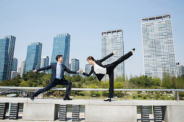 포토 JPG 주간 전신 커플 응시 공원 여자 남자 포즈 팔벌리기 서기 사람 정장 빌딩 20대 성인 야외 두명 옆모습 30대 손잡기 한국인 춤 도시 비즈니스맨 비즈니스우먼 인천 다리들기 성인만 국내포토 자연요소 시선 옷 공공시설 뷰포인트 비즈니스 관계 모션 문화예술 한국 동양인 청년 건물 장년 직장인 파일형식