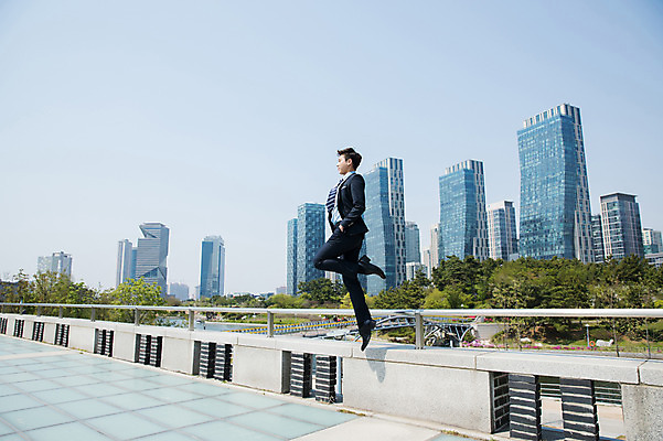 포토 JPG 주간 전신 공원 남자 포즈 한명 사람 정장 빌딩 성인 야외 옆모습 30대 점프 한국인 춤 도시 비즈니스맨 주머니손 인천 성인남자한명만 국내포토 자연요소 1 옷 공공시설 뷰포인트 비즈니스 모션 문화예술 한국 동양인 건물 장년 직장인 남자한명만 성인남자만 파일형식
