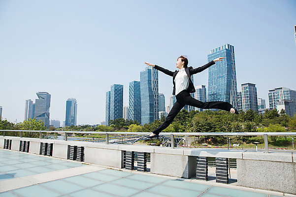 포토 JPG 주간 전신 공원 여자 팔벌리기 한명 사람 정장 빌딩 20대 성인 야외 옆모습 점프 한국인 춤 도시 비즈니스우먼 다리벌리기 인천 성인여자한명만 국내포토 자연요소 1 옷 공공시설 뷰포인트 비즈니스 모션 문화예술 한국 동양인 청년 건물 직장인 여자한명만 성인여자만 파일형식