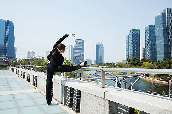 포토 JPG 주간 전신 공원 여자 포즈 난간 한명 서기 사람 정장 빌딩 20대 성인 야외 뒷모습 손들기 한국인 춤 도시 비즈니스우먼 뒤돌아보기 인천 다리들기 가교 성인여자한명만 국내포토 자연요소 1 건축물 옷 공공시설 뷰포인트 비즈니스 모션 문화예술 한국 동양인 청년 건물 직장인 여자한명만 성인여자만 파일형식