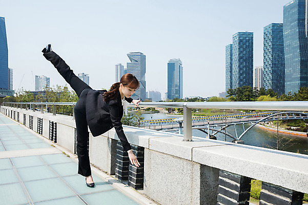 포토 JPG 주간 전신 응시 공원 여자 포즈 난간 한명 서기 사람 정장 빌딩 20대 성인 야외 옆모습 한국인 춤 잡기 도시 비즈니스우먼 인천 다리들기 가교 성인여자한명만 내려보기 국내포토 자연요소 1 건축물 시선 옷 공공시설 뷰포인트 비즈니스 모션 문화예술 한국 동양인 청년 건물 직장인 여자한명만 성인여자만 파일형식