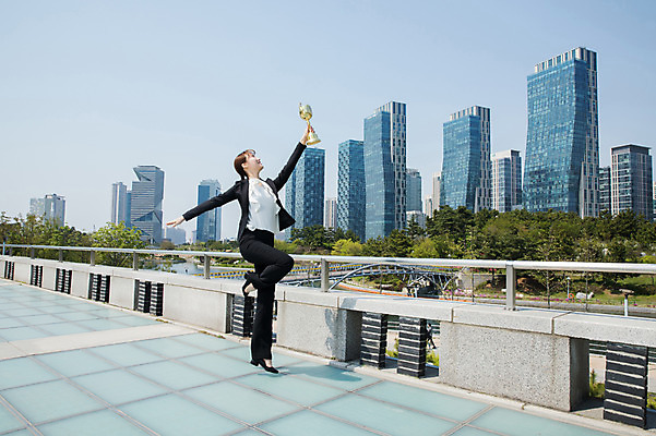 포토 JPG 주간 전신 응시 공원 여자 팔벌리기 한명 미소 들기 사람 정장 빌딩 20대 성인 야외 옆모습 점프 한국인 올려보기 춤 도시 비즈니스우먼 트로피 인천 다리들기 성인여자한명만 국내포토 자연요소 1 시선 옷 공공시설 뷰포인트 비즈니스 모션 문화예술 한국 표정 동양인 청년 건물 직장인 상_우승 여자한명만 성인여자만 파일형식