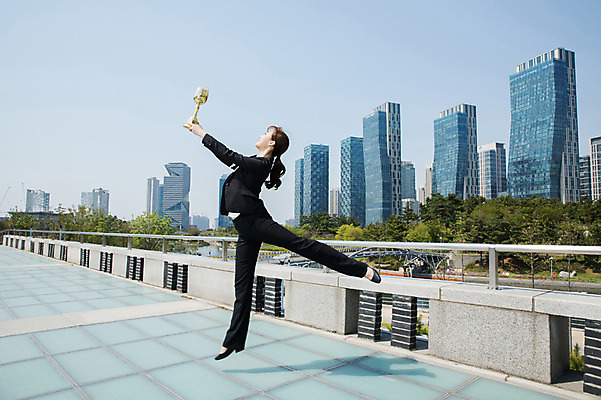 포토 JPG 주간 전신 응시 공원 여자 한명 들기 사람 정장 빌딩 20대 성인 야외 옆모습 점프 한국인 춤 도시 비즈니스우먼 트로피 인천 성인여자한명만 국내포토 자연요소 1 시선 옷 공공시설 뷰포인트 비즈니스 모션 문화예술 한국 동양인 청년 건물 직장인 상_우승 여자한명만 성인여자만 파일형식